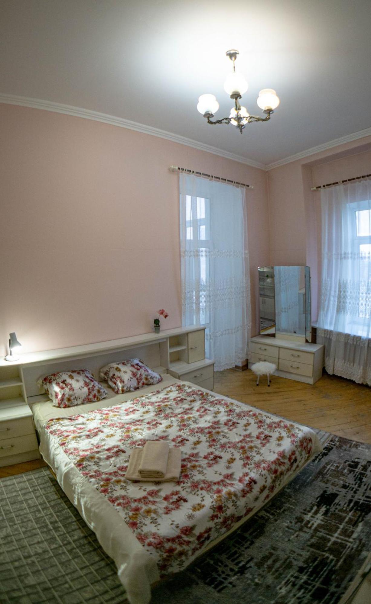 двоповерхові автентичні біля парку шевченка Apartment Kiew